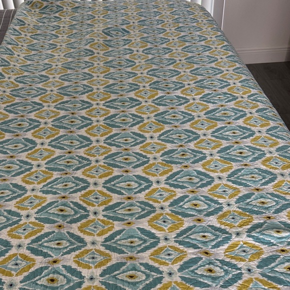 Chic Blue and White Patterned Dena Home Full/Queen Quilt - Picture 2 of 3